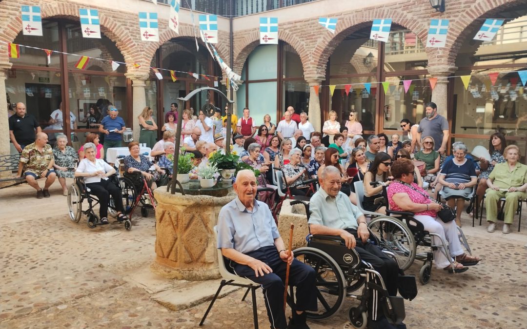 La Casa Grande en San Carlos del Valle, celebra la fiesta en honor a los mayores